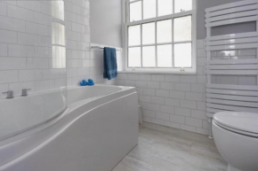 Stylish apt in a 1938 building with parking